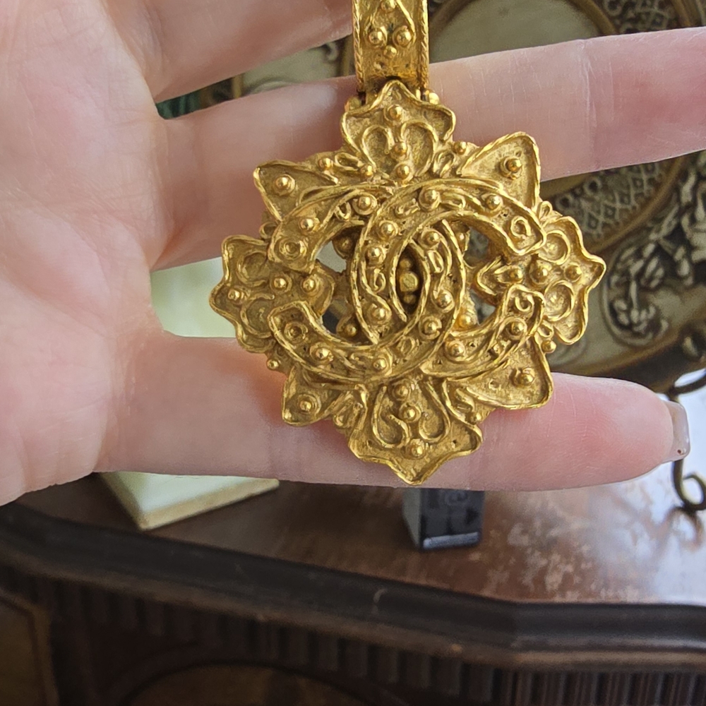 🚨SOLD🚨CHANEL Ornate Gold Medallion Pendant